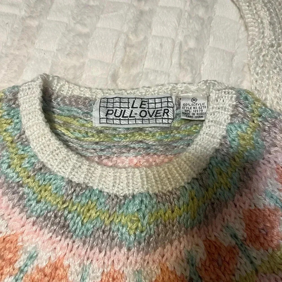 Le Pullover Sweater- Size Medium - Picture 7 of 8
